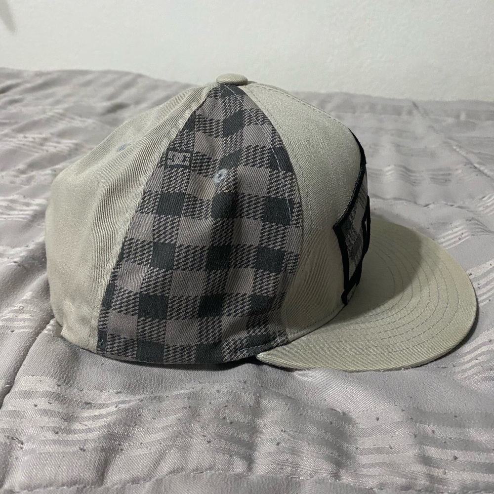 DC Flex-Fit cap - Picture 3 of 4